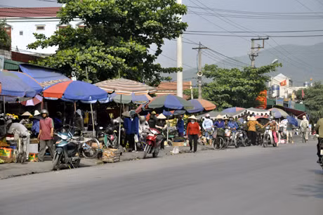 Cảnh họp chợ lấn chiếm vỉa hè tại khu vực đường tránh thuộc phường Cẩm Thạch (Cẩm Phả). Ảnh: NGUYỄN DUY