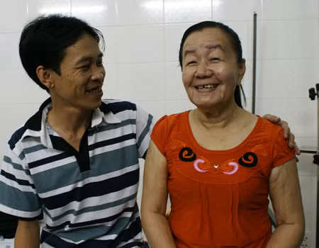 Chị Phượng có dấu hiệu trẻ lại sau hơn một tháng được điều trị. Ảnh: Thiên Chương