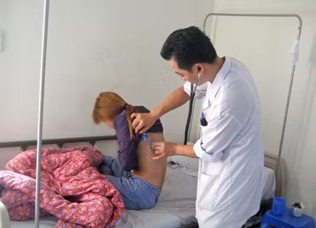 Kiểm tra sức khoẻ cho bệnh nhân lao nhiễm HIV tại Bệnh viện Lao và Phổi tỉnh.
