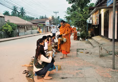 Các nhà sư đang đi khất thực.