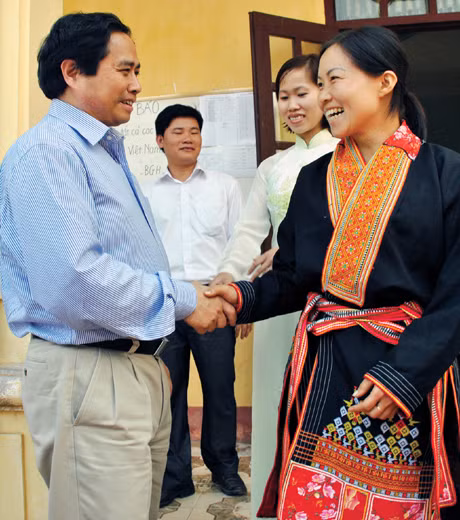 Đồng chí Bí thư Tỉnh uỷ đã trò chuyện, động viên các thầy, cô giáo nhà trường vượt khó, tiếp tục chăm lo cho sự nghiệp trồng người.