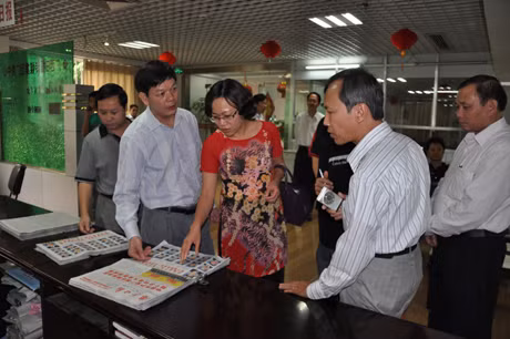 Phó Tổng Biên tập Lê Ngọc Hân (thứ hai phải sang) thăm toà soạn Quảng Tây Nhật báo.
