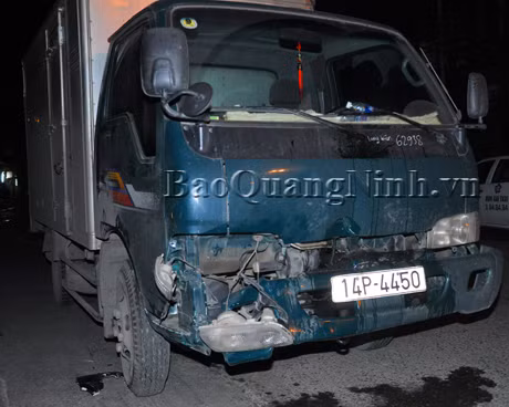 Xe ô tô tải bị hư hỏng nặng phần đầu xe