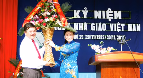 Tại huyện Yên Hưng, đồng chí Đỗ Thị Hoàng, Phó Bí thư Thường trực Tỉnh uỷ đã thăm, tặng hoa, chúc mừng các thầy, cô giáo Trường THCS Minh Thành và Trường Mầm non Hoa Hồng.
