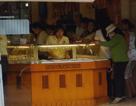Giá vàng giữa các thương hiệu đã xích lại gần nhau. Ảnh: Lệ Chi