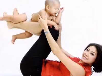 Người đẹp và con trai với người chồng đầu tiên - bé Kamen.