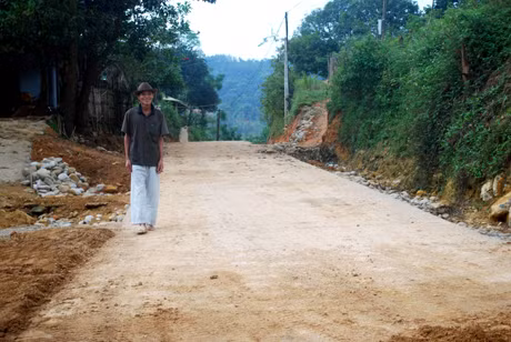 Đường vào thôn Pò Luông đang được bê tông hoá.