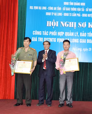 Đồng chí Ngô Văn Hùng, Trưởng Ban quản lý Vịnh Hạ Long trao tặng Bằng khen của UBND tỉnh cho 2 cá nhân có thành tích xuất sắc.