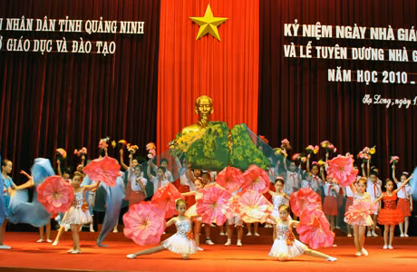 Văn nghệ chào mừng Ngày Nhà giáo Việt Nam và tuyên dương nhà giáo tiêu biểu năm 2010-2011 do Sở GD&ĐT tổ chức.