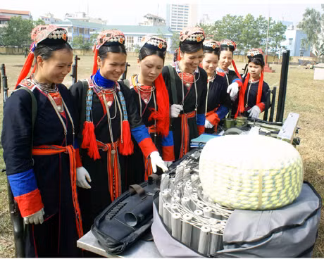 Nữ dân quân huỵện Hoành Bồ tham quan mô hình học cụ tại lễ ra quân huấn luyện năm 2011.