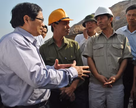 Đồng chí Bí thư Tỉnh uỷ, Phạm Minh Chính trò chuyện với công nhân Công ty Cổ phần than Đèo Nai- TKV