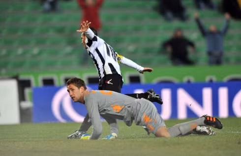Cùng với Palermo, Udinese (áo trắng đen) là một trong hai đội hiếm hoi toàn thắng trên sân nhà ở Serie A mùa này.
