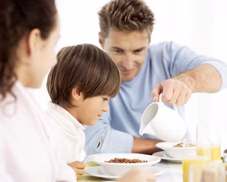 Hãy để bé thoải mái trong bữa ăn. Ảnh minh họa.