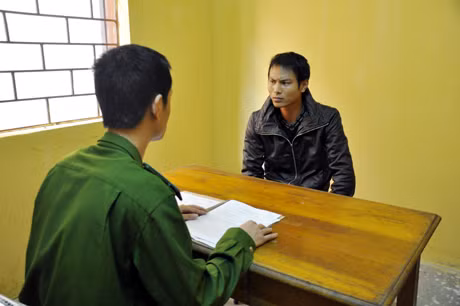 Đối tượng Tuấn trước điều tra viên Công an TP Móng Cái.