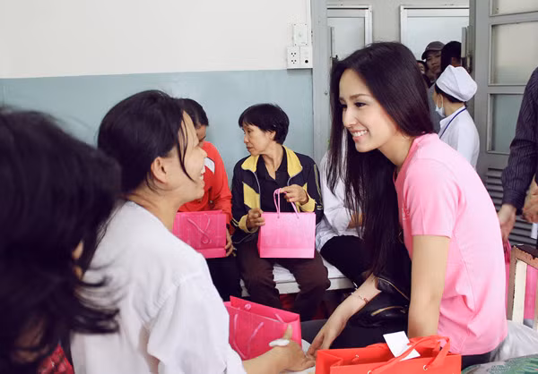 Giản dị với áo phông, quần jeans, người đẹp đã tới hỏi thăm và động viên nhiều bệnh nhân ung thư vú tại Bệnh viện Ung bướu TP HCM vào ngày 16/11. Mai Phương Thúy đến từng phòng bệnh trao quà cho mọi người.