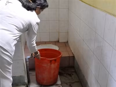 Xô nước ở nhà vệ sinh trường Hạnh Phước. Ảnh: Hồng Lĩnh.