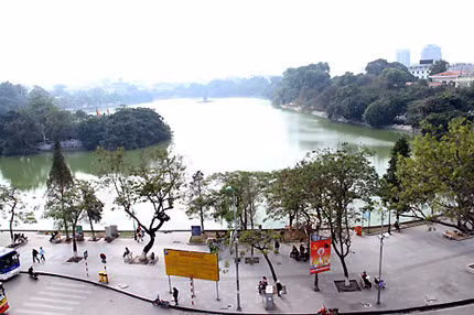 Theo Sở GTVT Hà Nội, việc mở rộng phố đi bộ ở khu vực trung tâm Hà Nội sẽ tạo không gian, phát huy nét giá trị văn hóa cổ và tiềm năng về du lịch, thương mại, dịch vụ vốn có của "Hà Nội 36 phố phường" - Ảnh: bee.net.vn