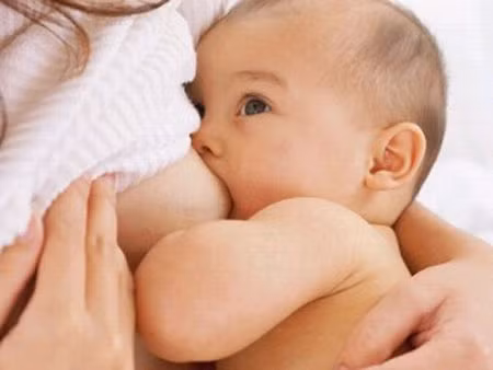 Khi trẻ bị tiêu chảy, cần cho trẻ tăng cường bú mẹ.