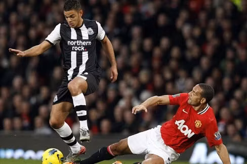 Ferdinand truy cản Ben Arfa - Ảnh Getty