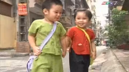 Bé Bob và bé Kim dắt tay nhau đi làm nhiệm vụ - Ảnh chụp lại từ video