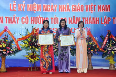 Ban giám hiệu Trường THCS Nguyễn Văn Thuộc đón nhận bằng khen từ UBND tỉnh