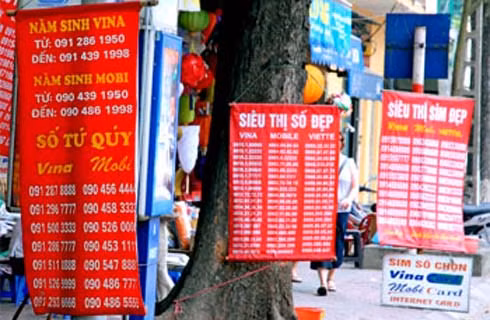 Sim di động đẹp được bày bán khắp mọi nơi với nhiều mức giá khác nhau mà không tuân theo bất cứ nguyên tắc hay quy luật nào. Ảnh minh họa.