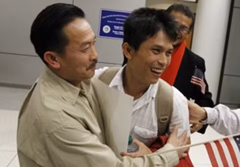 Hai cha con ông Hao Truong (trái) và Kham vui mừng gặp lại nhau ở sân bay Rochester. Ảnh: Washington Post