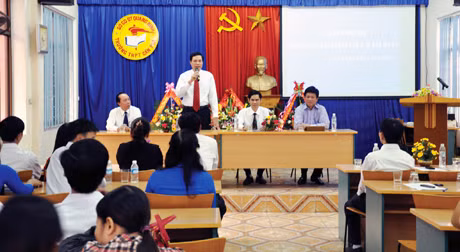 Đồng chí Nguyễn Đức Long, Phó Bí thư Tỉnh uỷ, Chủ tịch HĐND tỉnh đã tới thăm, tặng hoa chúc mừng các thầy, cô giáo Trường THPT TX Cẩm Phả.