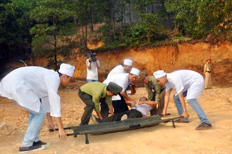 Lực lượng Y tết sơ cứu một người gặp tai nạn trong quá trình chữa cháy