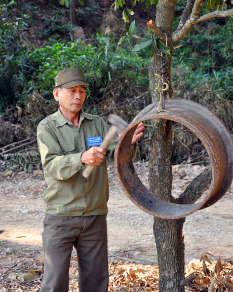 Ngay sau khi phát điện đám cháy, chủ rừng gõ kẻng báo hiệu cho UBND xã