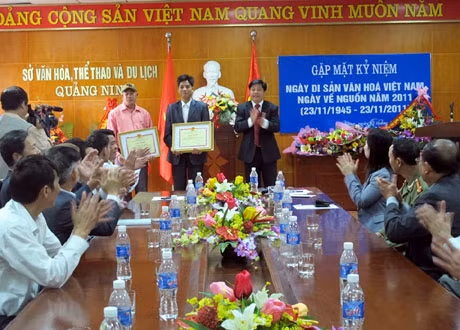 Ông Hà Quang Long, Giám đốc Sở trao giấy khen cho các tập thể, cá nhân tại lễ kỷ niệm.