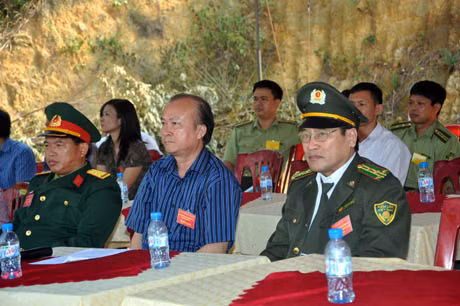 Tại trung tâm chỉ huy, đồng chí Vũ Văn Hợp, Trưởng BCĐ quan sát, theo dõi hiện trường
