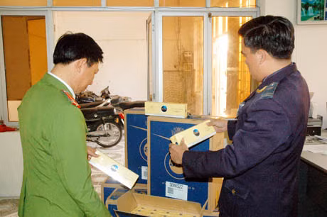 Cán bộ Trạm KSLH KM15 –BTDT kiểm tra hàng hóa vi phạm