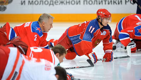 Thủ tướng Putin trên sân tập khúc côn cầu. Ảnh: RIA Novosti