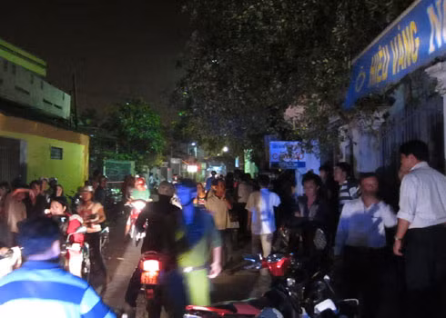 Hàng trăm người dân đổ đến hiện trường. Ảnh: Minh Nhật