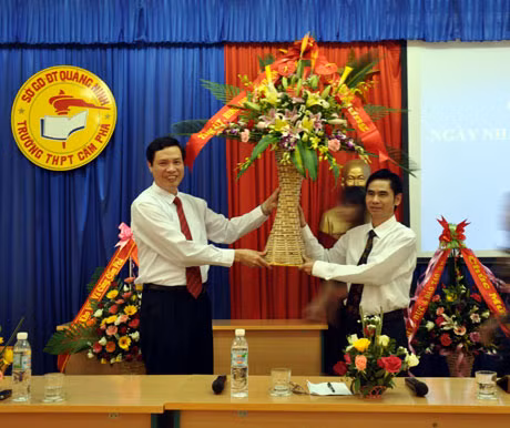 Đồng chí Nguyễn Đức Long tặng hoa chúc mừng các thầy cô giáo Trường THPT Cẩm Phả.