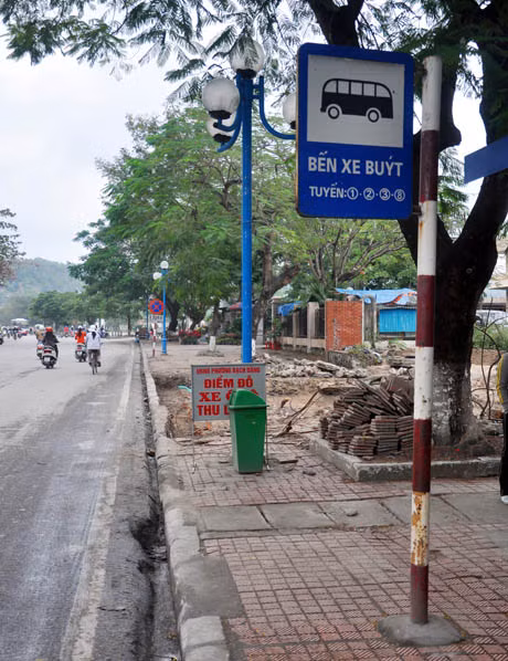 Điếm đón xe buýt hay điểm đỗ xe thu phí?