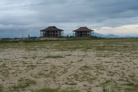 Trước đây, phần đất ven biển Cẩm An là những vạt phi lao được trồng để chắn gió chắn sóng... 