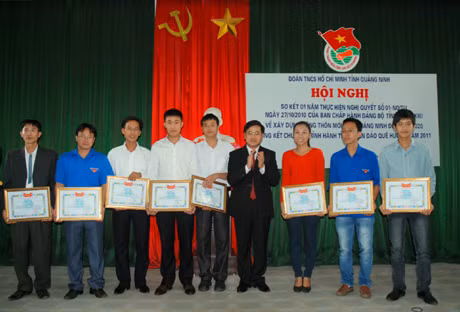 Đồng chí Hoàng Bá Nam, Phó Bí thư Tỉnh Đoàn trao giấy khen cho các đơn vị có thành tích xuất sắc trong thực hiện Nghị quyết 01 và Chương trình 