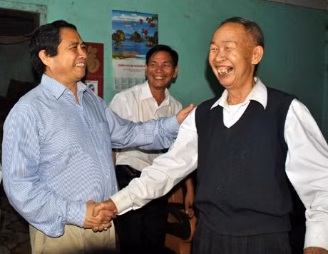 Đồng chí Bí thư tỉnh uỷ Phạm Minh Chính thăm gia đình cụ Bàn Tài Tình- lão thành cách mạng (thôn Khe Tre, xã Kỳ Thường, Hoành Bồ) 