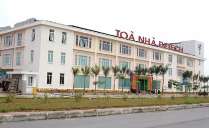 Khuôn viên bên ngoài trường Đại học FPT.