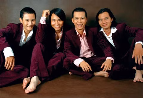 Ngoại trừ Đình Bảo (thứ hai từ trái sang) đang du học tại Mỹ, Hoàng Bách, Nam Khánh, Thụy Vũ sẽ đứng hát chung trên sân khấu, sau hai năm Hoàng Bách tách nhóm để hoạt động riêng.