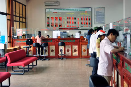 Khách hàng đến giao dịch tại Vietcombank Quảng Ninh.