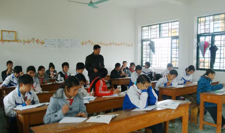 Mặc dù điều kiện dạy và học còn khó khăn nhưng các thầy, cô giáo vẫn kiên nhẫn bám trường, bám lớp. Trong ảnh: Giờ học của thầy, trò Trường PTCS Hải Sơn (TP Móng Cái).