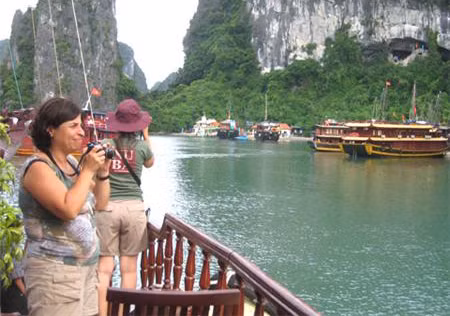 Vịnh Hạ Long – di sản thiên nhiên thế giới là địa điểm thu hút đông đảo khách du lịch quốc tế.