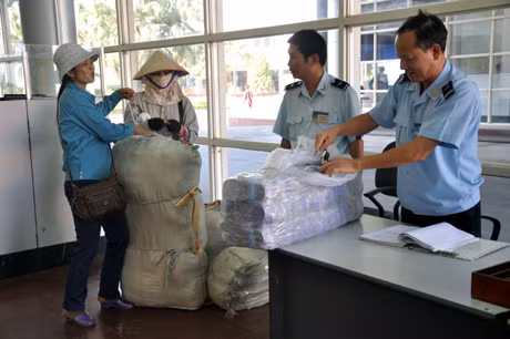 Chi cục HQCK Móng Cái kiểm tra hàng hóa tại cửa khẩu Bắc Luân.