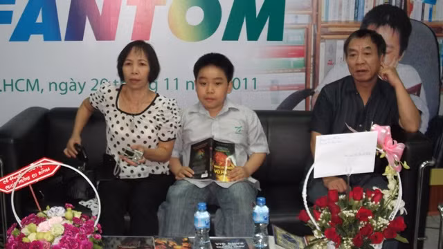 Nguyễn Bình cùng cha mẹ giao lưu với bạn đọc tại NXB Trẻ. Ảnh: T.T