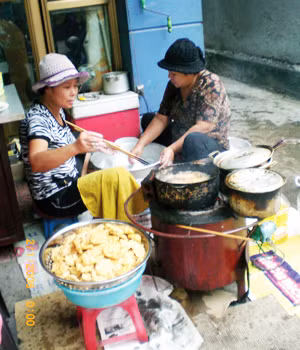 Chị Linh đang rán chả mực bán cho khách.