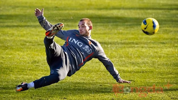 HLV Claudio Ranieri đã có phương án thay thế cho vị trí của Sneijder?
