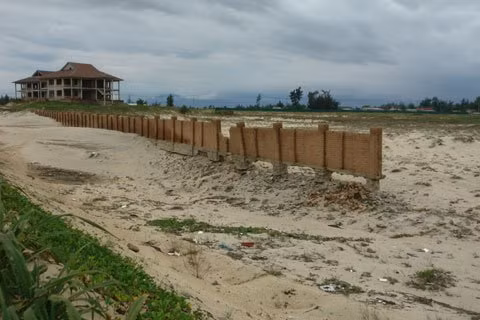 Dự án liền kề với DA Tri Việt Qudos dường như bị “bỏ hoang” đã lâu.